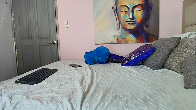 Snapshot of kendall-foox chatting on February 12, 2:17 am kendall-foox online show from February 12, 2:17 am