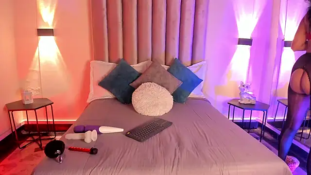 Isis Moon online show from May 22, 7:30 pm