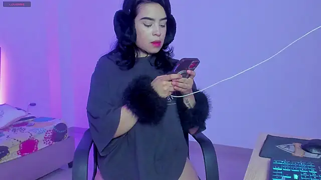 Snapshot of kitty_violet11 chatting on April 15, 1:12 am kitty violet11 online show from April 15, 1:12 am