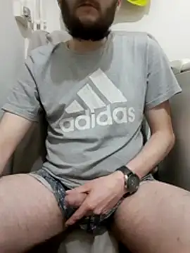 Snapshot of 80julien chatting on February 3, 1:26 am 80julien online show from February 3, 1:26 am