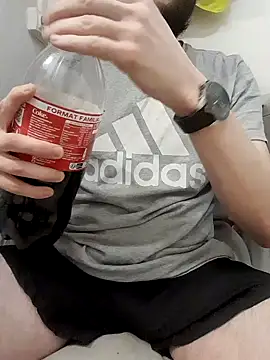 Snapshot of 80julien chatting on February 3, 11:43 pm 80julien online show from February 3, 11:43 pm