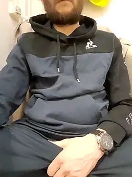 Snapshot of 80julien chatting on February 5, 12:15 am 80julien online show from February 5, 12:15 am