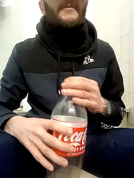 Snapshot of 80julien chatting on February 6, 10:29 am 80julien online show from February 6, 10:29 am