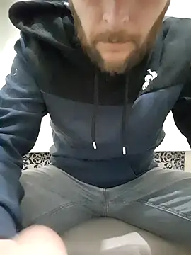 Snapshot of 80julien chatting on February 7, 3:32 am 80julien online show from February 7, 3:32 am