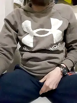 Snapshot of 80julien chatting on March 1, 5:42 am 80julien online show from March 1, 5:42 am