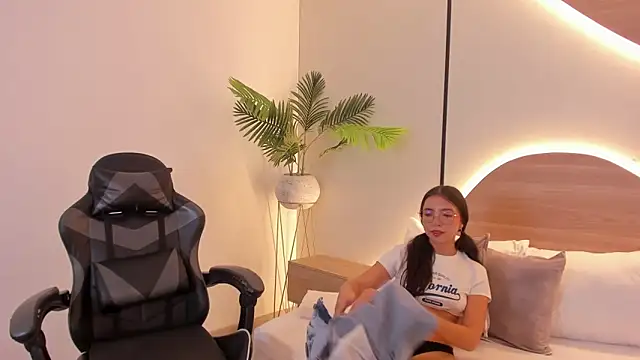 Snapshot of cataleya_castle chatting on February 20, 4:51 pm cataleya castle online show from February 20, 4:51 pm