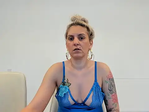 EvelynEvyyy online show from February 24, 6:44 am