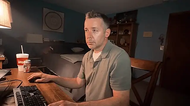 chrisw8140 online show from July 19, 2:37 am