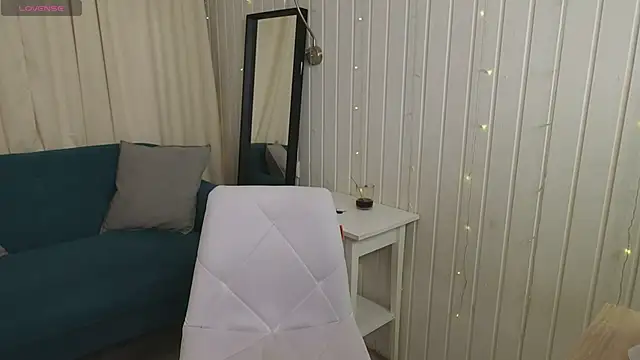 Julies Lii online show from February 20, 1:22 pm