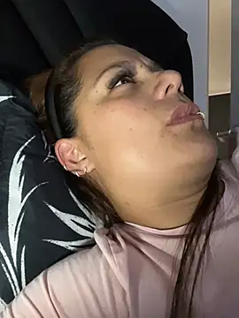 Snapshot of Pretty__Milf chatting on March 1, 9:28 pm Pretty Milf online show from March 1, 9:28 pm