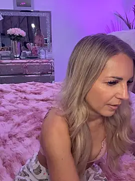 Snapshot of JulieSol chatting on February 10, 8:18 am JulieSol online show from February 10, 8:18 am