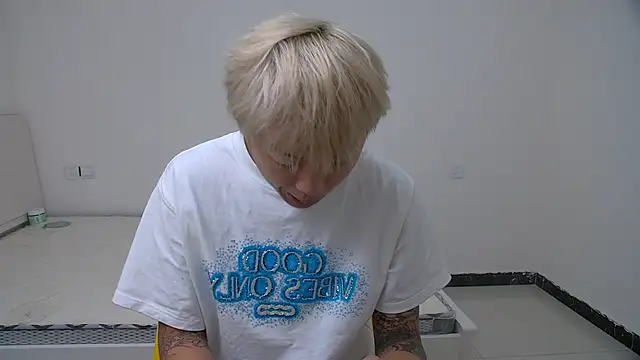 Chocolates-001 online show from April 4, 4:11 am