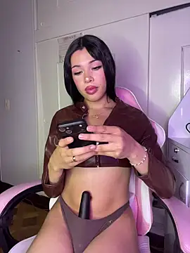 Snapshot of DollCamila chatting on April 20, 2:31 pm DollCamila online show from April 20, 2:31 pm