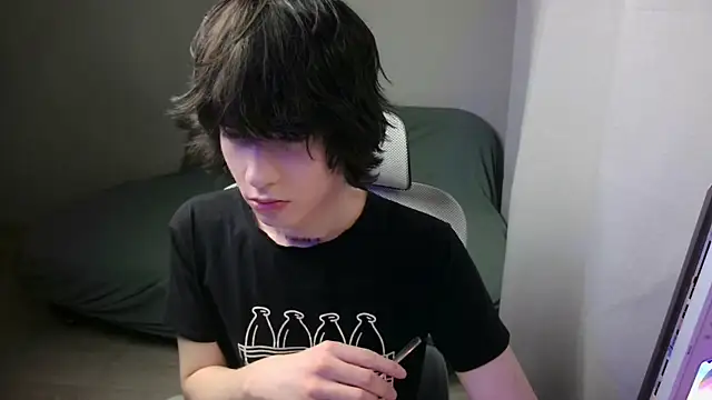 LeonBoykisser online show from February 6, 2:53 pm