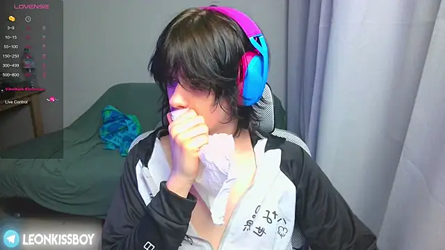 LeonBoykisser online show from April 8, 7:47 pm