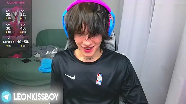 LeonBoykisser online show from April 16, 1:34 pm