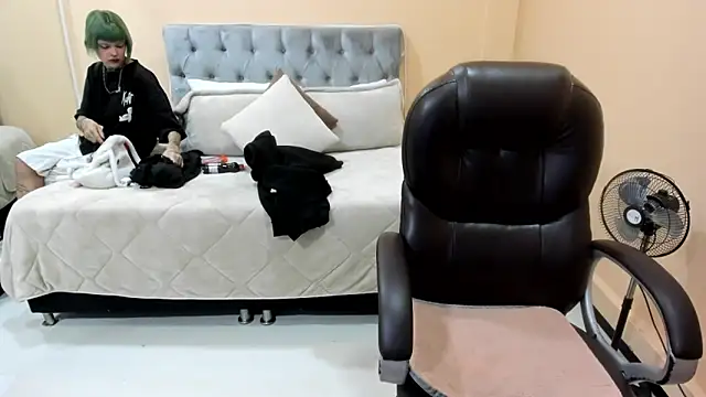 Snapshot of Bela_Craxkerr chatting on March 4, 12:44 pm Bela Craxkerr online show from March 4, 12:44 pm