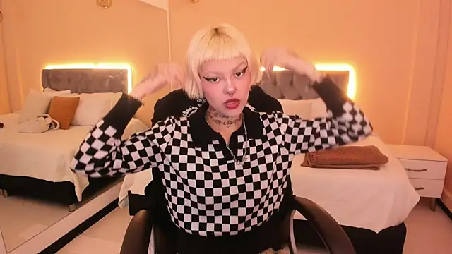 Bela Craxkerr online show from April 7, 1:00 pm