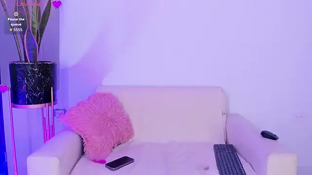 Emma collins01 online show from April 18, 3:43 am