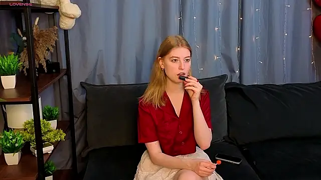 Snapshot of LanaRoxxy chatting on February 20, 11:32 am LanaRoxxy online show from February 20, 11:32 am