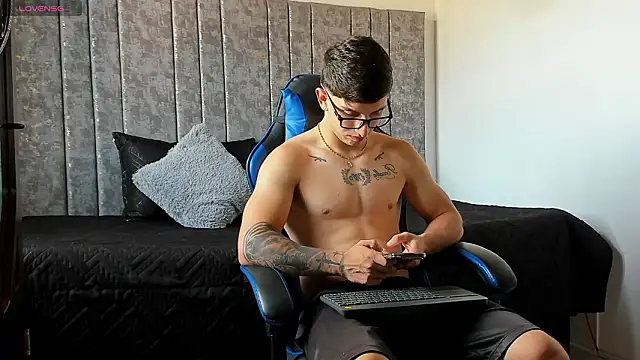 Calvin Hunter online show from March 1, 9:28 pm