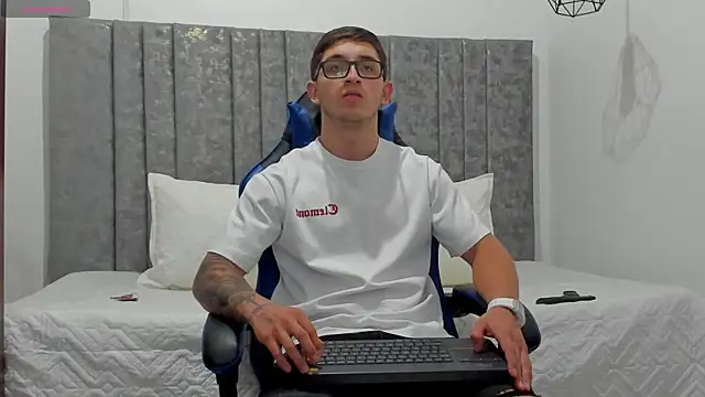 Calvin Hunter online show from April 6, 12:08 am