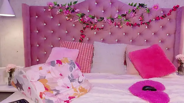 EllieNeptune  online show from April 16, 9:39 pm