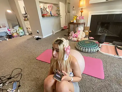 Snapshot of Pink_mink21 chatting on April 5, 8:17 pm Pink mink21 online show from April 5, 8:17 pm