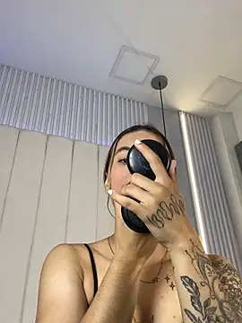 JuliaColemann online show from April 19, 12:04 pm