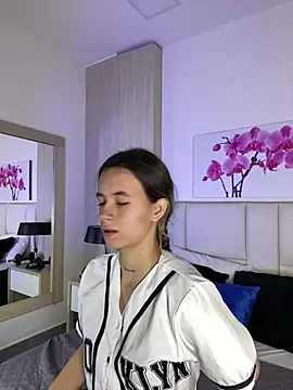 JuliaColemann online show from July 6, 11:51 am