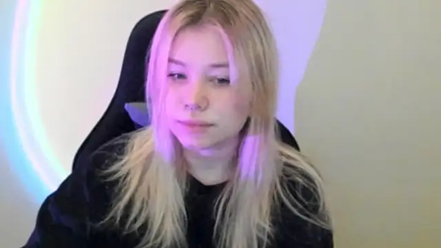 Snapshot of Lulu_Di chatting on February 19, 1:56 am Lulu Di online show from February 19, 1:56 am