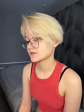 LuunaDorean online show from February 12, 7:58 am