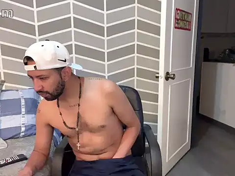 Snapshot of thomass1018 chatting on February 17, 7:42 pm thomass1018 online show from February 17, 7:42 pm