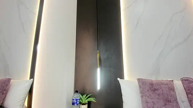 Snapshot of valeryn__rosse chatting on February 8, 1:20 am valeryn rosse online show from February 8, 1:20 am