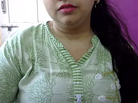 Snapshot of Cute_Aliyaa chatting on April 28, 9:36 am Cute Aliyaa online show from April 28, 9:36 am