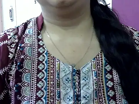 Snapshot of Cute_Aliyaa chatting on May 2, 9:47 am Cute Aliyaa online show from May 2, 9:47 am
