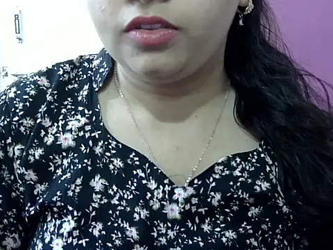 Snapshot of Cute_Aliyaa chatting on May 5, 12:02 pm Cute Aliyaa online show from May 5, 12:02 pm