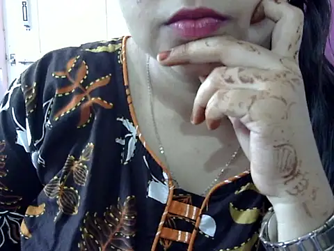 Snapshot of Cute_Aliyaa chatting on May 15, 10:33 am Cute Aliyaa online show from May 15, 10:33 am