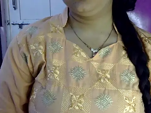 Snapshot of Cute_Aliyaa chatting on May 22, 12:22 pm Cute Aliyaa online show from May 22, 12:22 pm