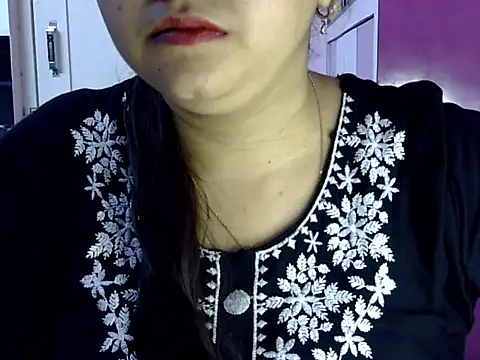 Snapshot of Cute_Aliyaa chatting on May 26, 1:18 pm Cute Aliyaa online show from May 26, 1:18 pm