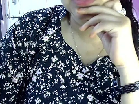 Snapshot of Cute_Aliyaa chatting on June 1, 12:18 pm Cute Aliyaa online show from June 1, 12:18 pm
