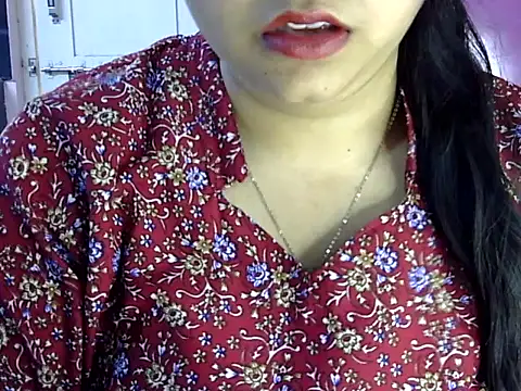 Snapshot of Cute_Aliyaa chatting on June 2, 12:18 pm Cute Aliyaa online show from June 2, 12:18 pm