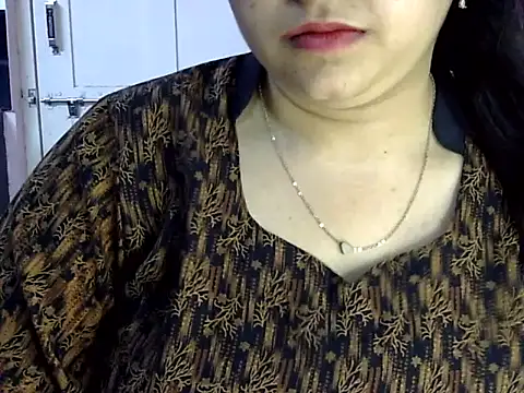 Snapshot of Cute_Aliyaa chatting on June 3, 2:33 pm Cute Aliyaa online show from June 3, 2:33 pm