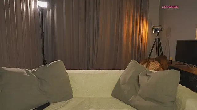 Snapshot of SharaNewbern chatting on February 7, 1:59 pm SharaNewbern online show from February 7, 1:59 pm