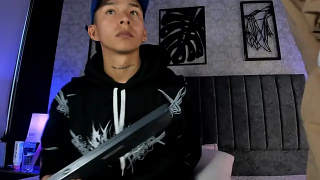 Snapshot of bliinkii_and_luka_ chatting on February 11, 12:32 pm bliinkii and luka online show from February 11, 12:32 pm