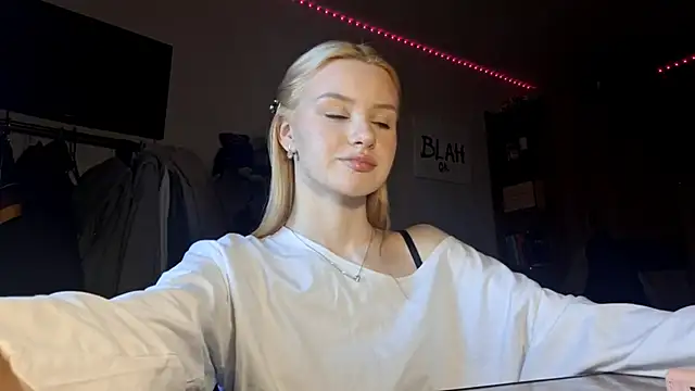 Snapshot of ChongTreece chatting on February 4, 5:13 am ChongTreece online show from February 4, 5:13 am