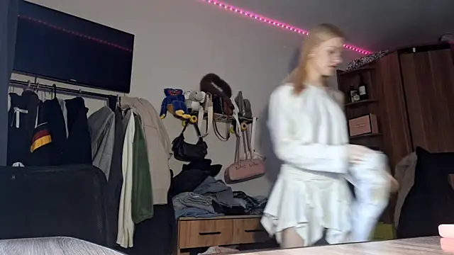 Snapshot of ChongTreece chatting on February 6, 5:12 am ChongTreece online show from February 6, 5:12 am