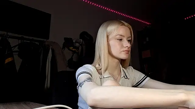 Snapshot of ChongTreece chatting on February 7, 6:17 am ChongTreece online show from February 7, 6:17 am