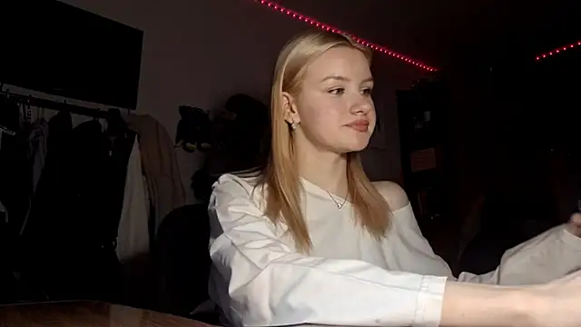 Snapshot of ChongTreece chatting on February 15, 6:10 am ChongTreece online show from February 15, 6:10 am