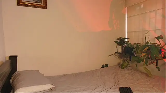 Snapshot of slowburnmystic chatting on February 26, 10:31 pm slowburnmystic online show from February 26, 10:31 pm